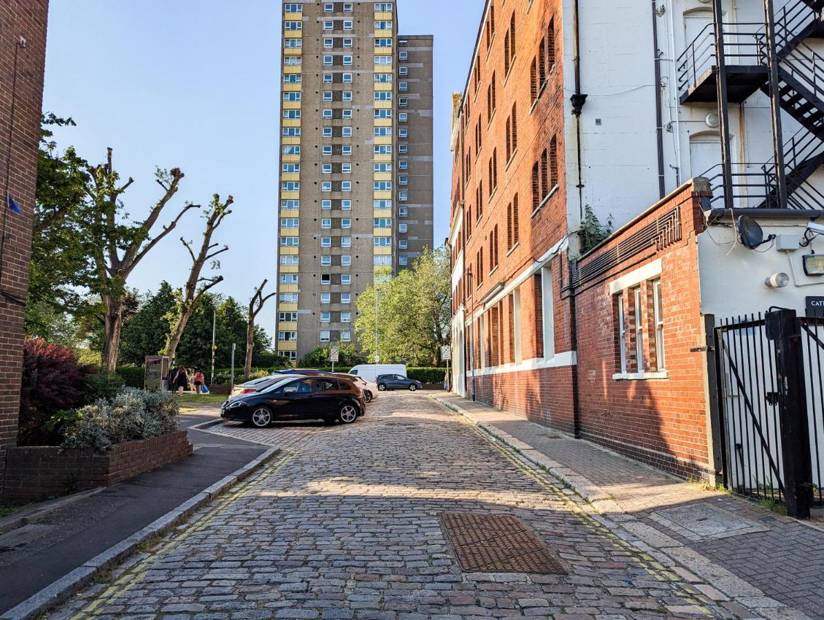 Cozy Central Apartments - With Private Kitchens & Bathrooms Portsmouth Exteriör bild
